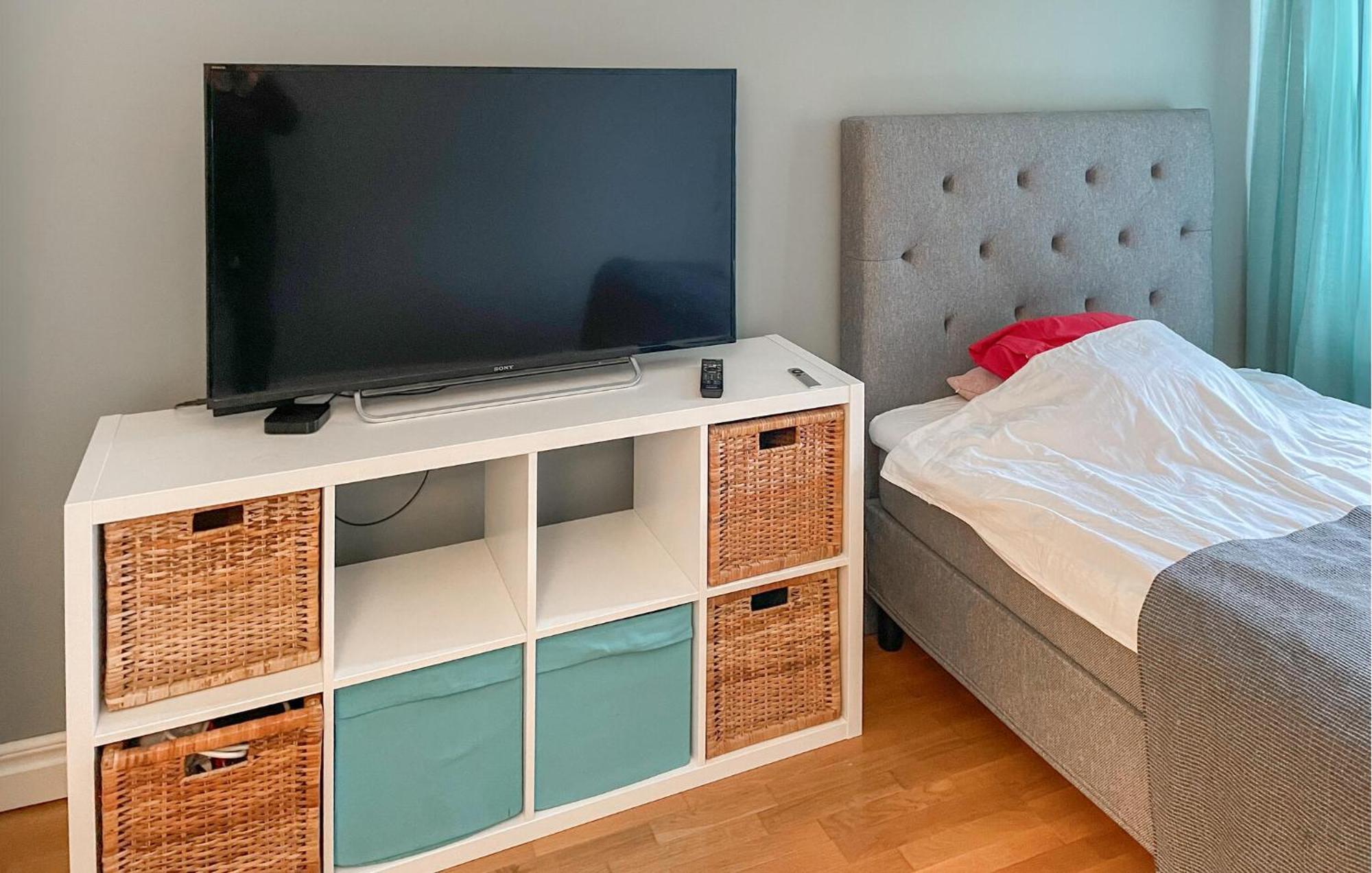 Beautiful Home In Oerebro With Kitchen Екстер'єр фото